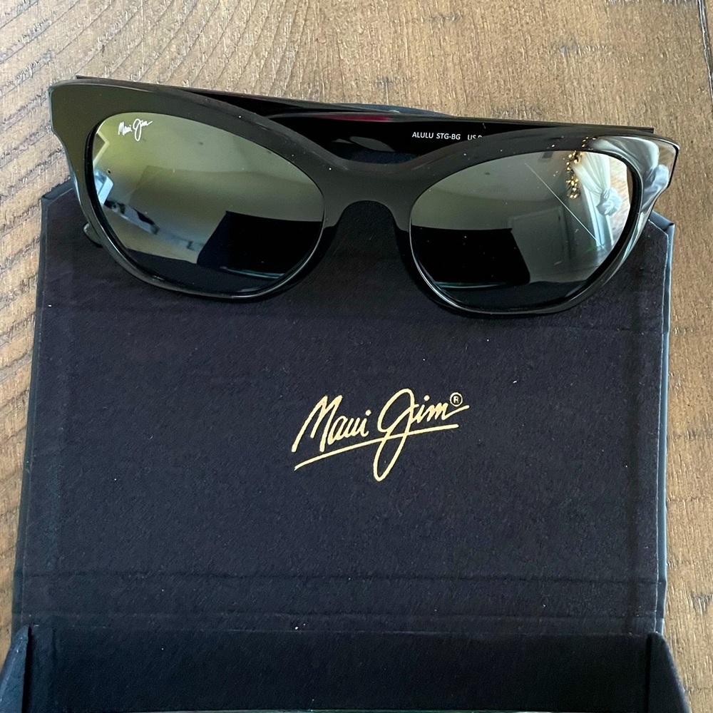 Women’s Maui Jim Alulu Black polarized sunglasses.